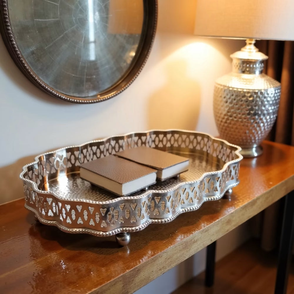 Plateau de service ovale en argent martelé à la main avec bordure filigranée ornée