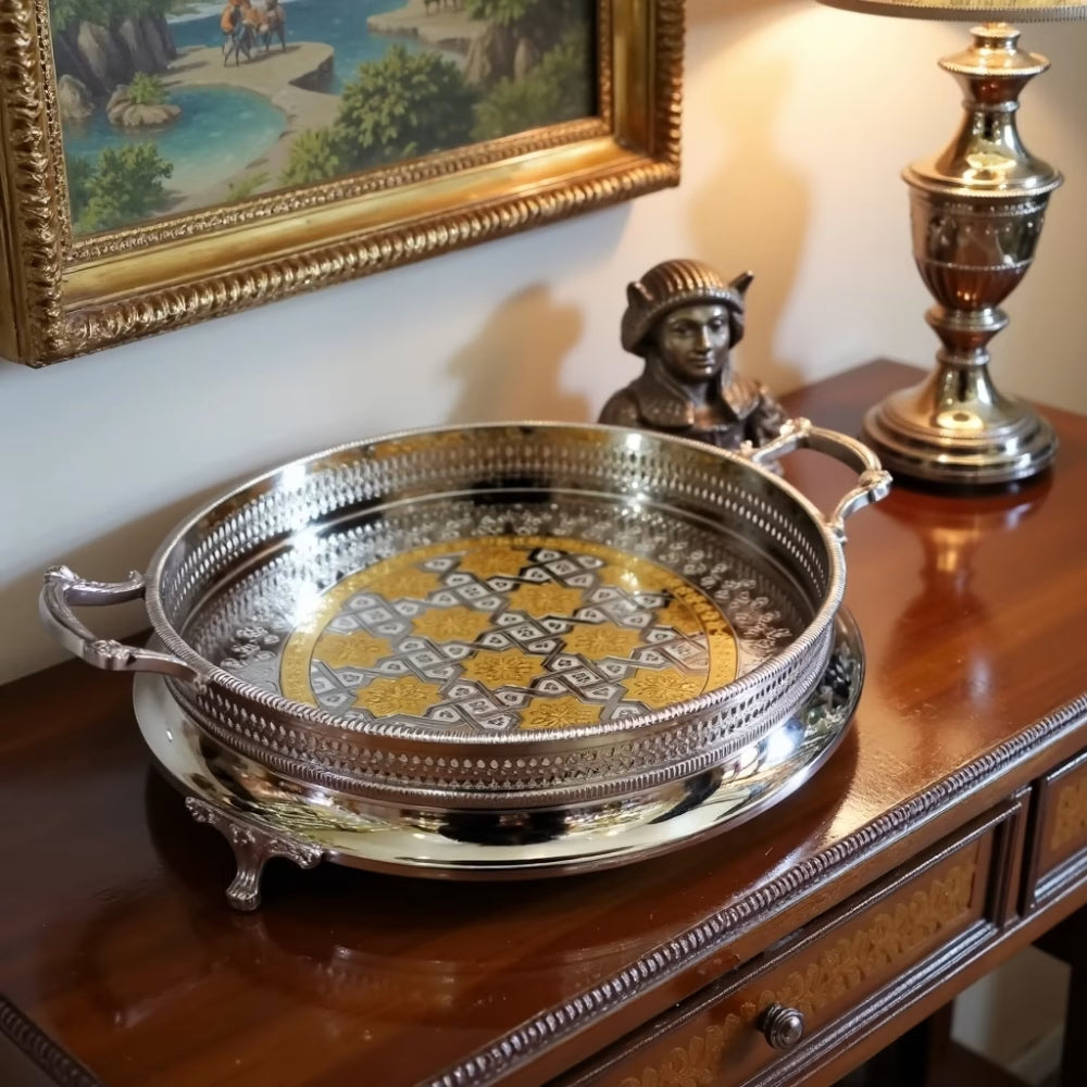 Plateau artisanal marocain en métal gravé