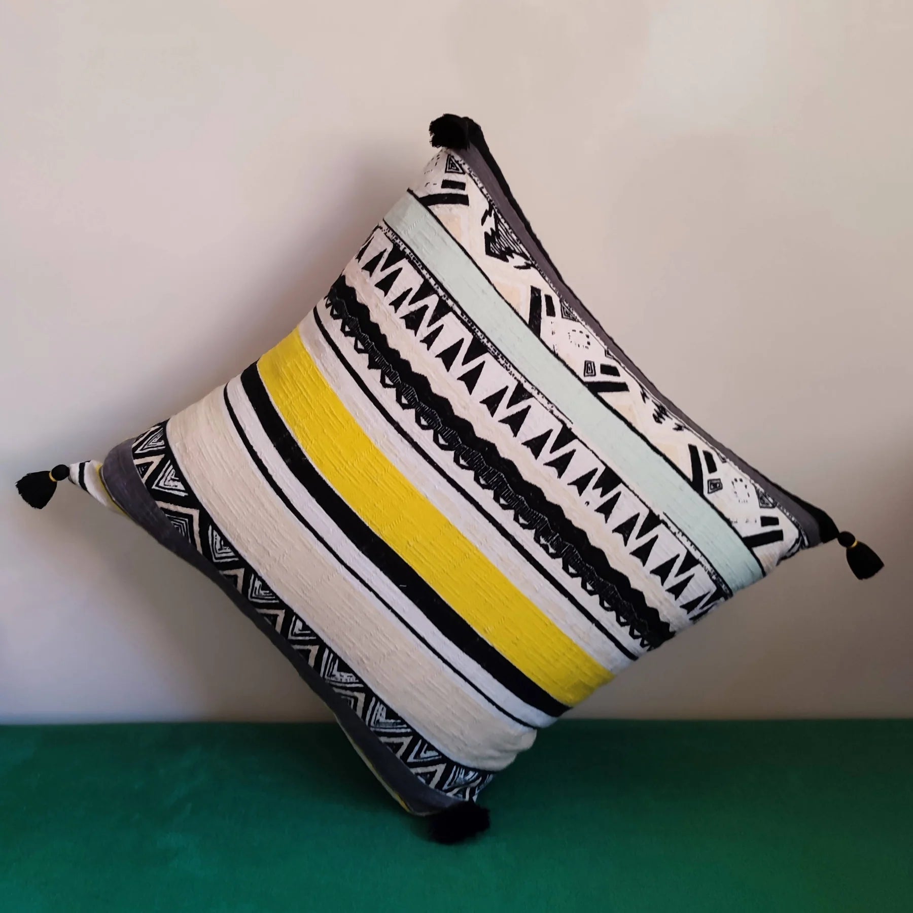 Housse de Coussin Berbère Rayée – Noir, Blanc & Jaune